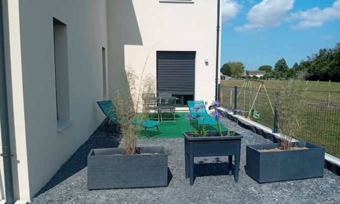 Loucelles Apartment | Wheat field apt ground floor near Bayeux with terrace and parking