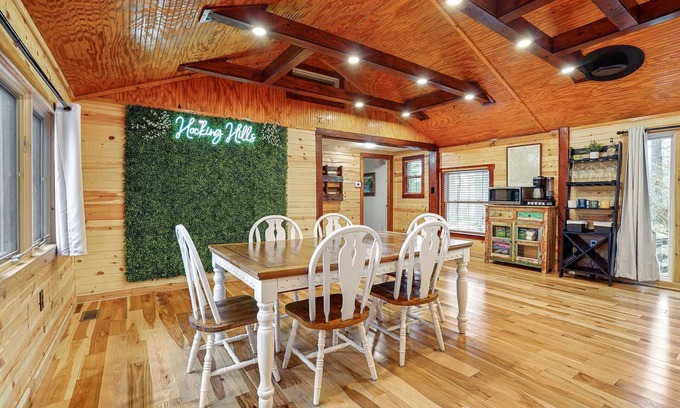 South Bloomingville Cabin | Where in the woods cabin - pet friendly - winery nearby