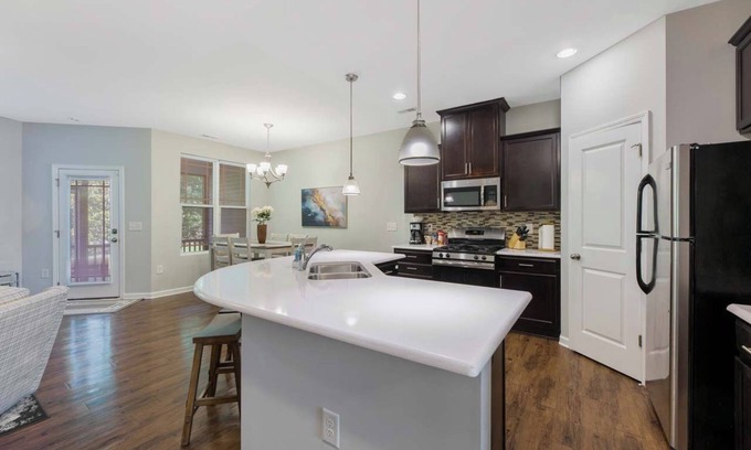 Clegg House | Where Relaxation Meets Home, KING Suite RETREAT, 14 MINS to RDU Airport, POOL