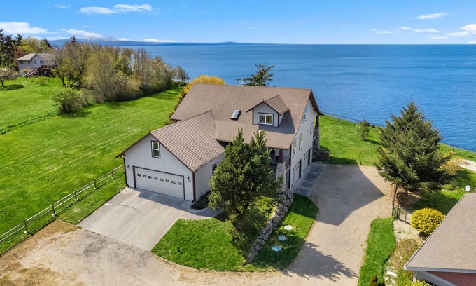 Adelma Beach House | Whidbey Island Gem - Ocean Front Retreats with AC