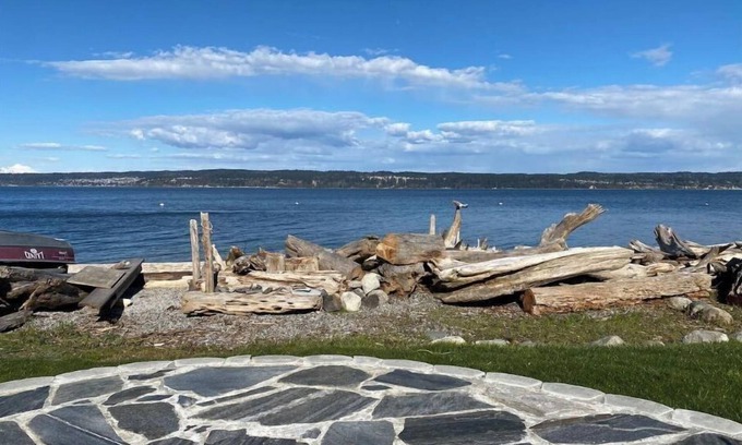 Coupeville House | Whidbey Island No-Bank Waterfront Beach House