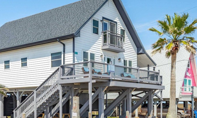 Surfside Beach House | WhimSea Bay – Where the Beach Vibes are High & the Stress is Low!