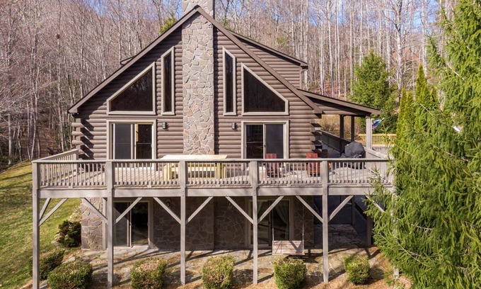 Fleetwood House | Whiskey Bear Escape - private home between Boone and West Jefferson!