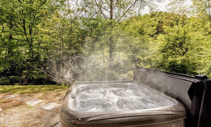 Alarka Cabin | Whiskey's Creekside Cabin*WI-FI*Hot Tub*Fire Pit*No Pet Fee*