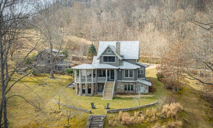 Leicester House | Whisper Mountain Lodge | Luxurious Home with Long-range Mountain Views