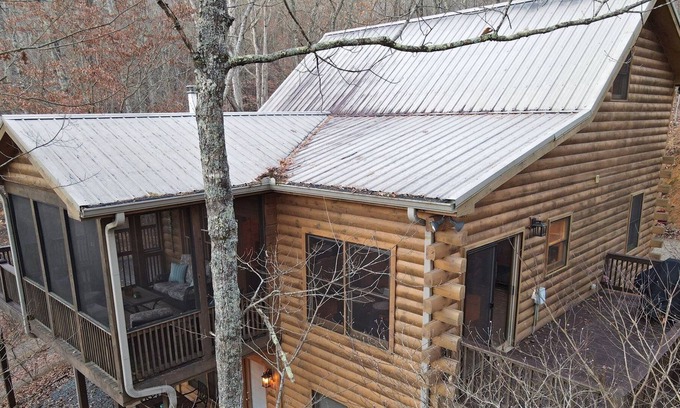 Ridges Over the Lake Cabin | Whispering Creek Lodge- Close to Lake Blue Ridge-5br/3ba Hot tub, wifi
