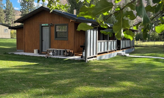 Lolo Cabin | Whispering Moose located for great hikes, Missoula breweries and coffee shops.