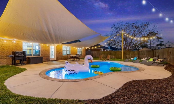 Navarre House | Whispering Paradise: Heated POOL & GAME ROOM
