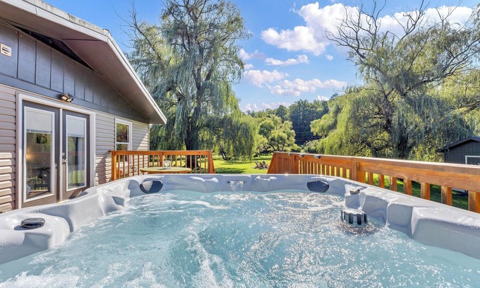 Fayetteville House | Whispering Willow Retreat - 14 min to Rafting & NRG