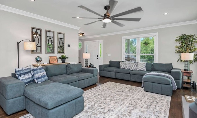 Lexington House | Whispering Winds of Lexington | Sleeps 8