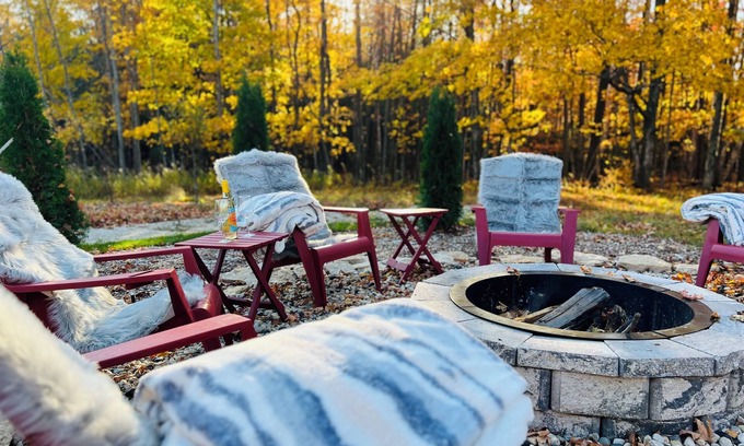 Baileys Harbor House | Whispering woods retreat- morning yoga on the deck, EV charging & pet friendly