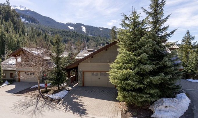Nordic Estates House | Whistler Mountain Town House Ski-in & Ski-out