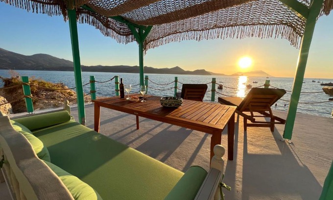 Tripiti House | White Coral