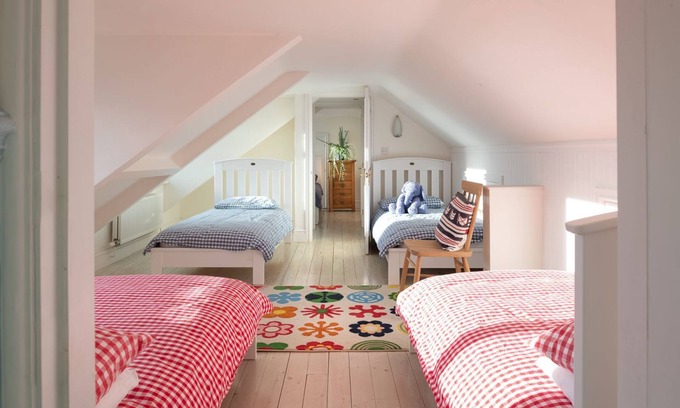 Rhosneigr House | White Cottage - A large six bed beachside holiday home