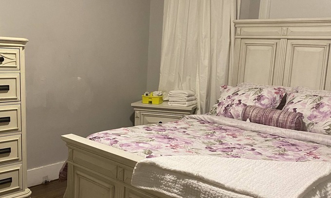 Springfield Bed & Breakfast | White Cozy Room (1B)