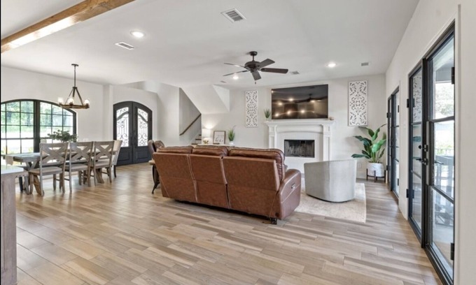 Gun Barrel City House | White House Oasis - Luxury Pool & Gameroom!