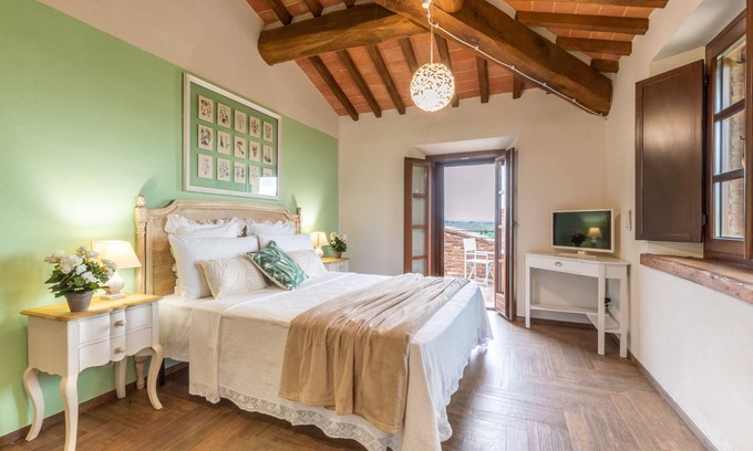 Monteroni d'Arbia Apartment | "White Lily overlooking Siena"
