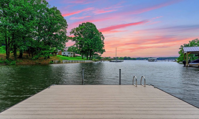 Denver House | White Lotus by SoCharm | *NO BOOKING FEES* Luxe Retreat with 300ft of Waterfront Views & Pickleball