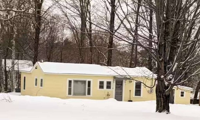Bethlehem Cottage | White Mountain Cozy Cottage of Bethlehem with hot tub