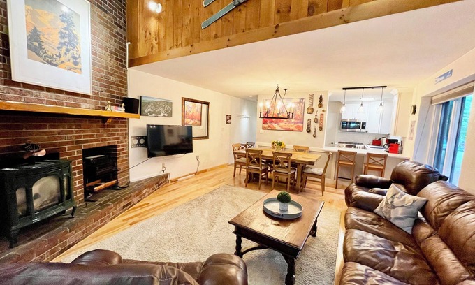 Bartlett House | White Mountain Oasis at Attitash - Ski on/off - Attitash Mtn Village Townhouse