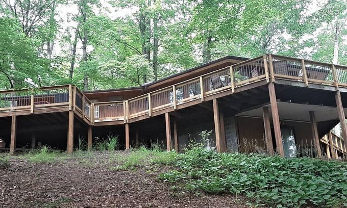 Black Mountain House | "White Oak Hideaway" - Very Private, Huge Deck, and Lake View