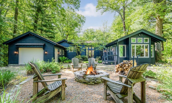 Harbert House | White Oak Retreat - Sleeps 10 with inground pool/hot tub in the heart of Harbert