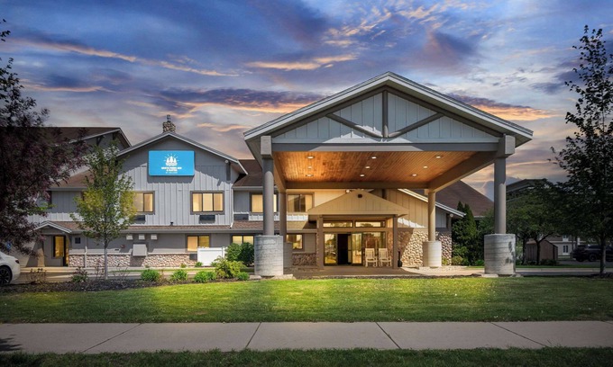 Holland Hotel | White Pines Inn & Suites