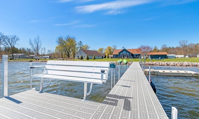 Brazeau Cottage | White Potato Lakehouse-Huge Yard, Firepit, VBall!