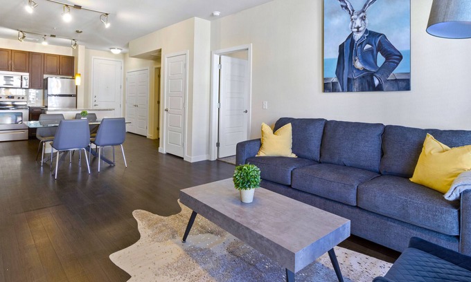 Fort Worth Cultural District House | White Rabbit | King Bed | Queen Bed | Balcony