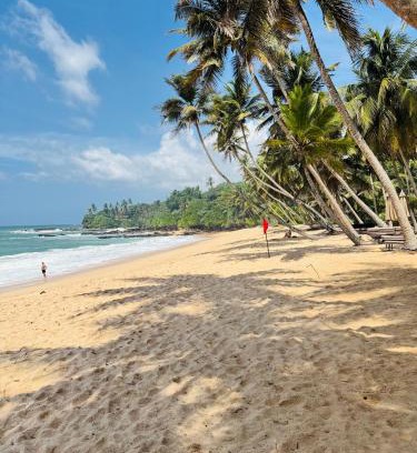 Tangalle House | White Resort - 1 Min walk to the Beaches