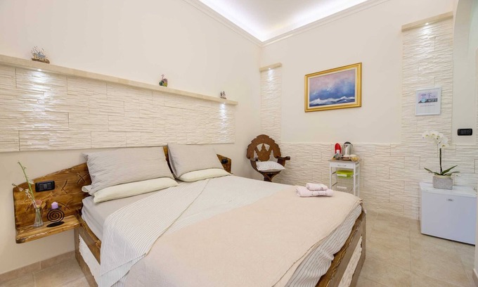 Capilungo Apartment | White Room - B&B Pilella: Elegance by the Sea