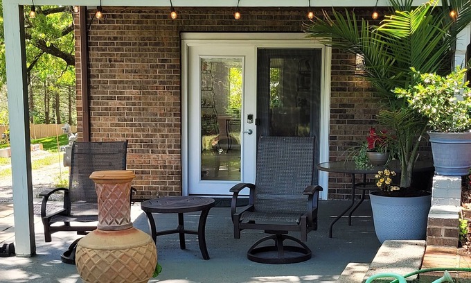 Brevard Apartment | WHITE SQUIRREL SUITE -IN THE CITY WALK TO DOWNTOWN