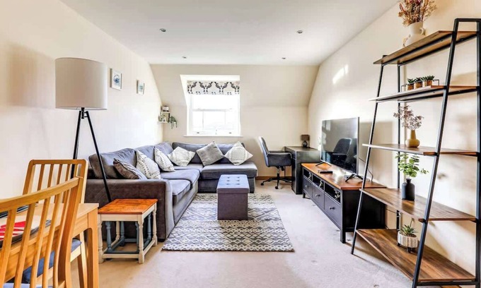 Ware Apartment | Whole 2 Bed Flat - Contractors, Families & More