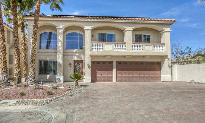 Las Vegas House | Whole home,pool/spa great location and 15m to Vegas strip, hike,golf,attractions
