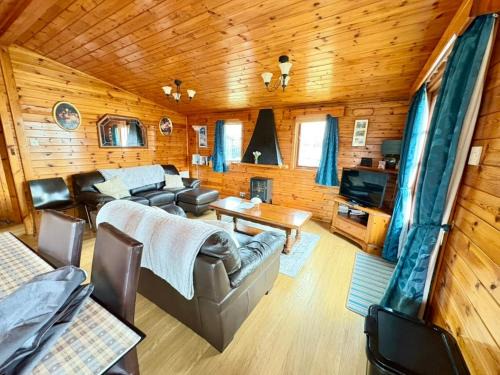 South Cerney Ski Chalet | Wide Water Lodge, Pet Friendly, Hoburne passes included