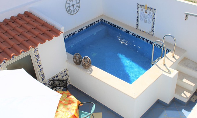 Porches House | WIFI !, 4x A/C !, box springed ! Cosy end of row private (heated) pool house !