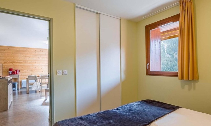 Vaujany Apartment | Wifi, 50m from ski lifts, fitness, swimming pool, sauna, hammam, balcony, parking, tv, 39-51m²