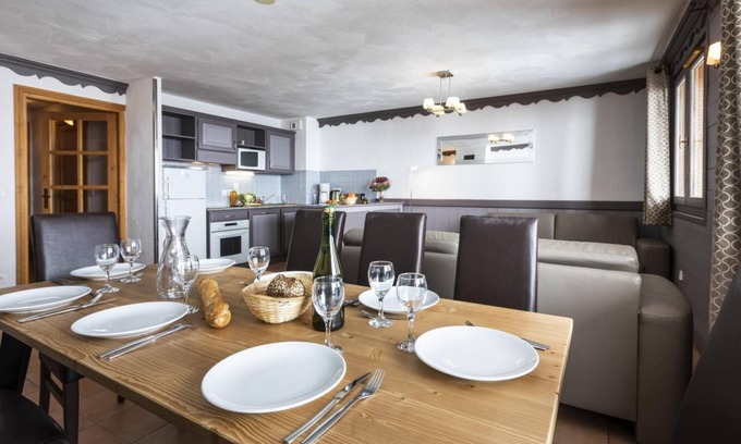 Val-Thorens Apartment | Wifi, 50m from ski slopes, fitness, swimming pool, sauna, balcony, fireplace or stove, parking, tv