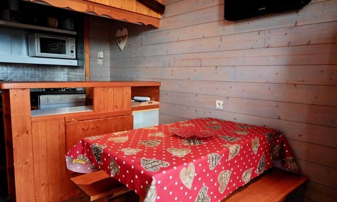 Vallandry Apartment | Wifi, 50m from ski slopes, Ground floor, balcony, tv, ski locker, 40m², Peisey-Vallandry