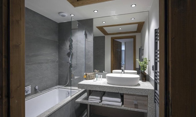 Les Contamines-Montjoie Apartment | Wifi, fitness, swimming pool, sauna, hammam, balcony, parking, tv, ski locker, 80m²