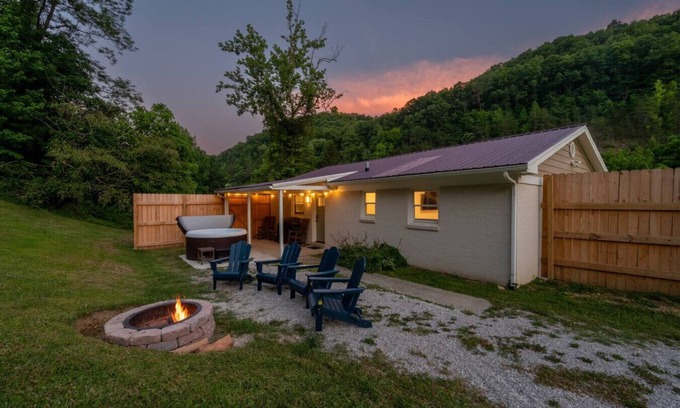 Stanton Apartment | WiFi, Hot Tub, 50 Shades of Slade - RRG!