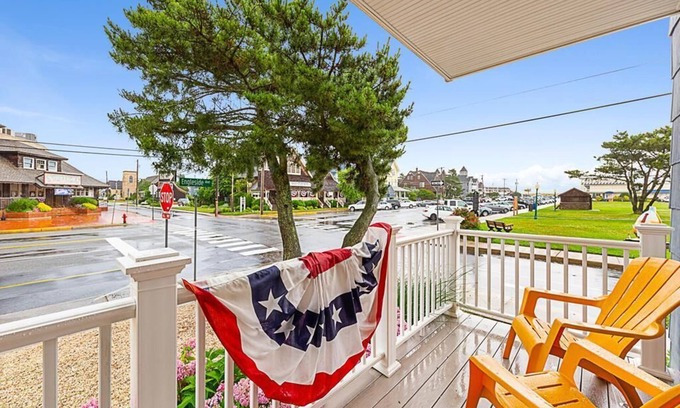 Beach Haven House | WiFi. Ourdoor Shower. Porch Ocean Side 1st floor duplex, a short walk from.