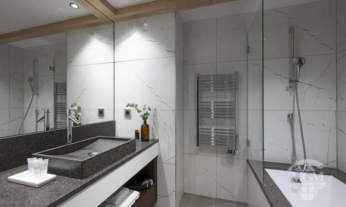Les Eucherts Apartment | Wifi, ski-in/ski-out & foot of the slopes, fitness, swimming pool, balcony, parking, tv, ski locker