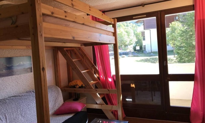 Correncon-en-Vercors Apartment | Wifi, ski-in/ski-out & foot of the slopes, 1st floor, balcony, tv, ski locker, 24m², Villard de Lans