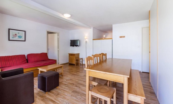 Allos Apartment | Wifi, ski-in/ski-out & foot of the slopes, fitness, swimming pool, sauna, hammam, balcony, tv