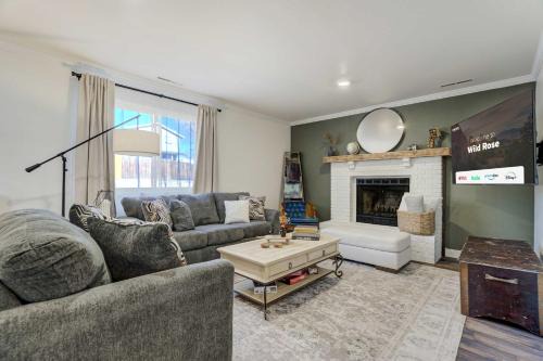 Cheyenne Meadows House | Wild Rose Family Retreat with BBQ & Fire Pit