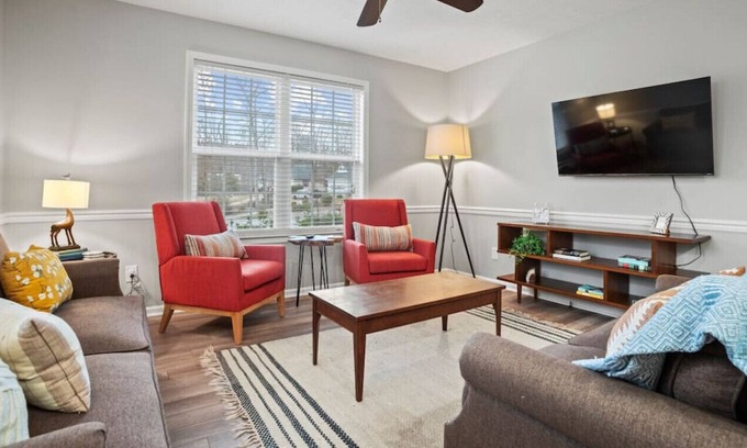 Travelers Rest House | Wildberry Place- 15 min to TR w/ Sports Court!