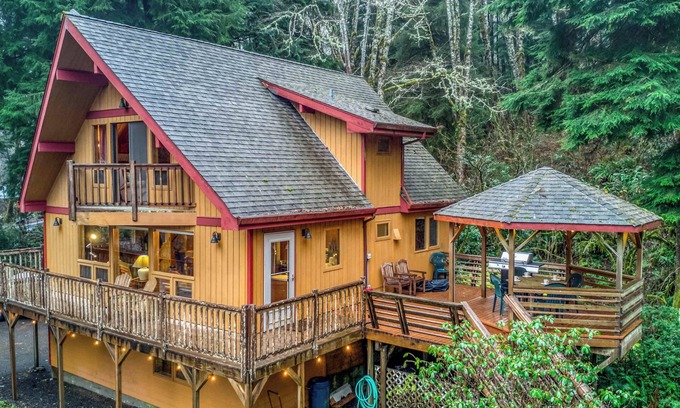 Cloverdale House | Wildlife, Views, Secluded Rustic Beauty in this Roomy Cabin Near Pacific City!