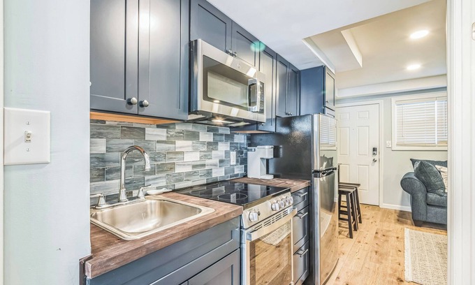 Wildwood Condo | Wildwood 1 BDR Condo, Pool, AC, Wi-Fi, Parking, Sleeps 4. Walk to Everything!