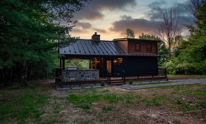 Valois House | Wildwood Cabin: Romantic cozy cabin in the woods with indoor fireplace